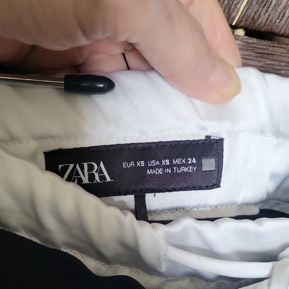 Zara Women's Black Wide-Leg Trousers - Picture 2 of 7